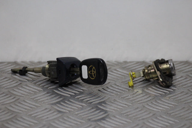 Toyota Corolla Verso Door Lock Barrel with Key Front Drivers Side (2001)