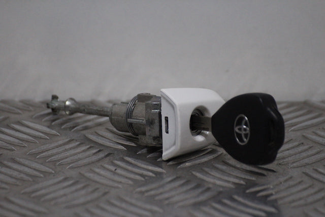 Toyota Auris Door Lock Barrel with Key Front Drivers Side (2013)