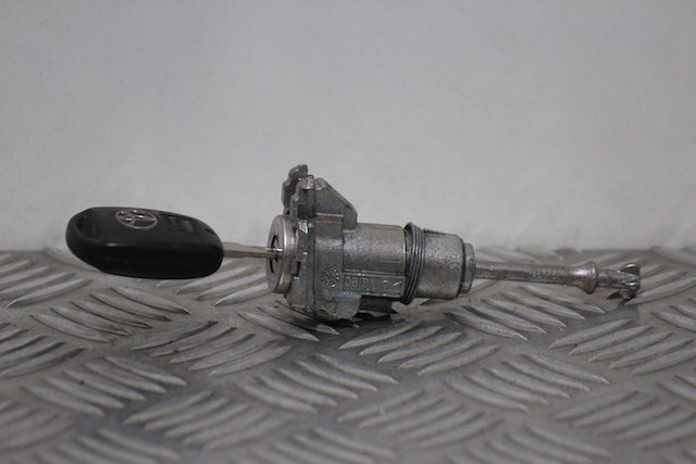 Toyota Avensis Door Lock Barrel with Key Front Drivers Side (2008)