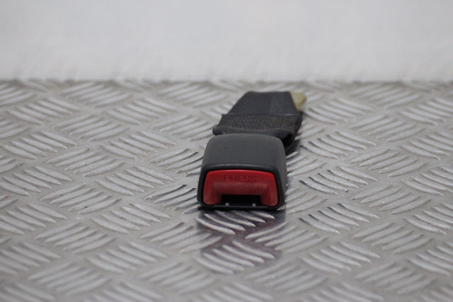 Suzuki Swift Seat Belt Buckle Lock Passengers Rear (2006)