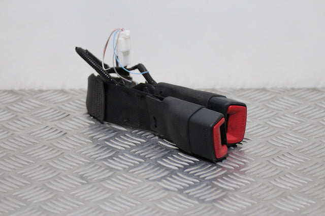 Toyota Yaris Seat Belt Buckle Lock Centre Rear 