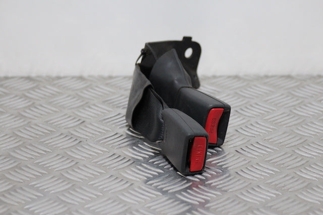 Toyota Avensis Seat Belt Buckle Lock Centre Rear 