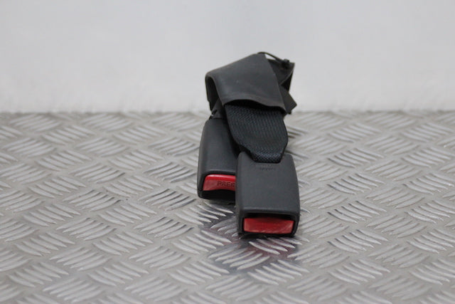 Toyota Avensis Seat Belt Buckle Lock Rear Passengers Side 