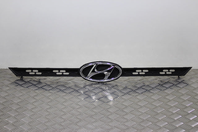 Hyundai i20 Bumper Grill Badge (2021) - Part photo
