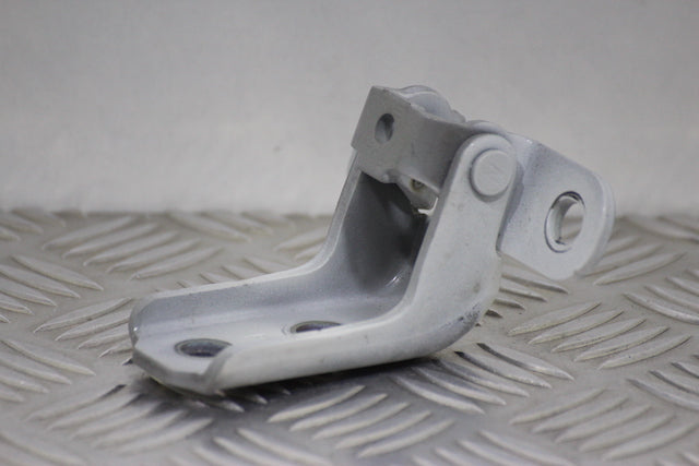 Hyundai i20 Door Hinge Top Front Passengers Side (2021) - Part photo