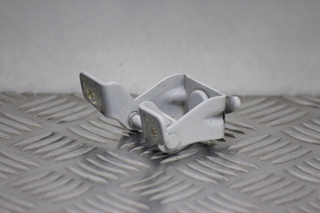 Hyundai i20 Tailgate Hinge Drivers Side (2021) - Part photo