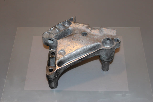 Volkswagen Golf Engine Mounting Support Bracket Drivers Side (2013)