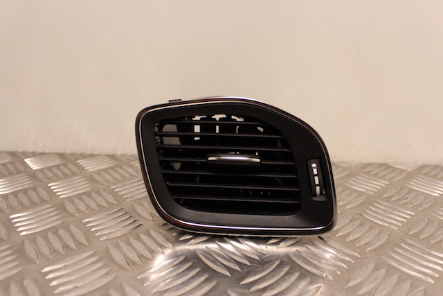 Volvo V40 Dashboard Airvent Passengers Side 